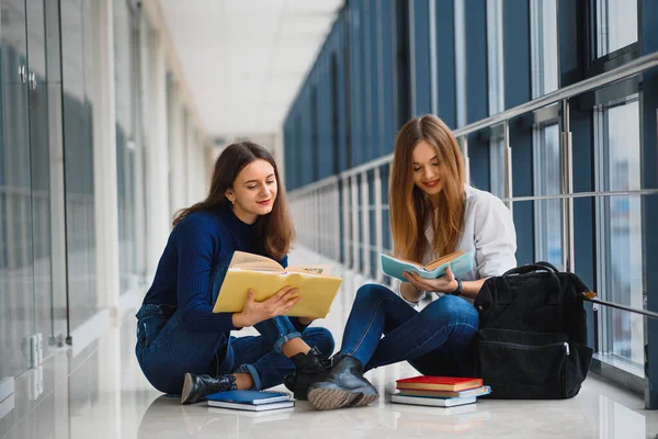 Duas Estudantes Bonitas Sexo Feminino Com Livros Sentados Chão Corredor — Fotografia de Stock