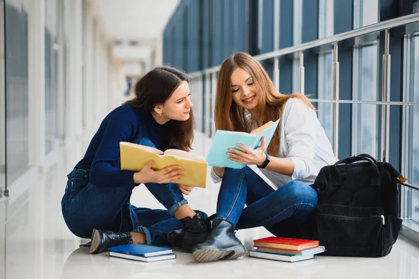 Жінки Студенти Сидять Підлозі Читають Нотатки Перед Іспитом — стокове фото