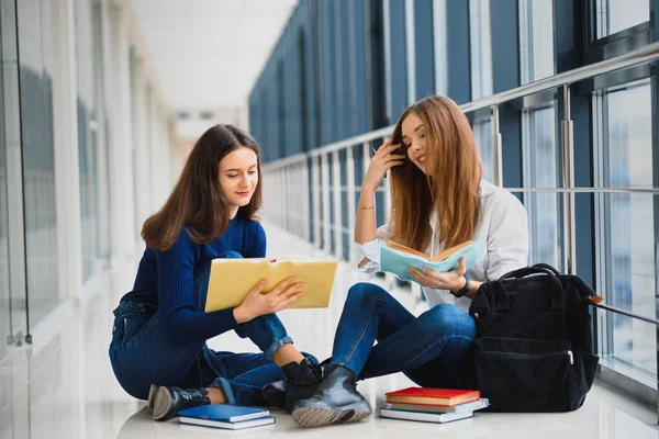 Estudantes Sexo Feminino Sentadas Chão Notas Leitura Antes Exame — Fotografia de Stock