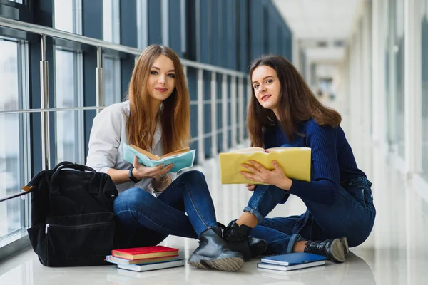 Studenti Sesso Femminile Seduti Sul Pavimento Leggere Gli Appunti Prima — Foto Stock