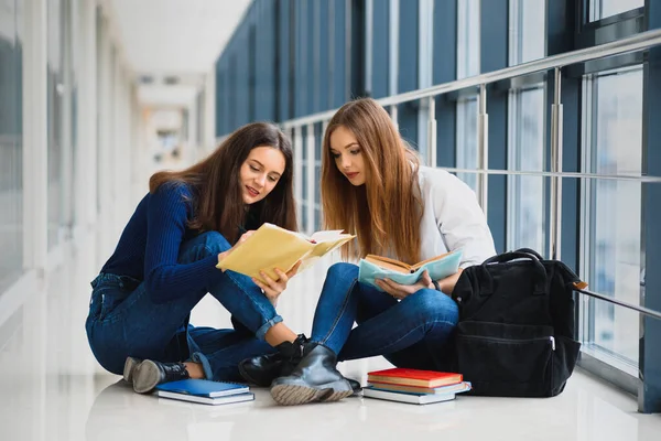 Estudiantes Sentadas Suelo Leyendo Notas Antes Del Examen — Foto de Stock