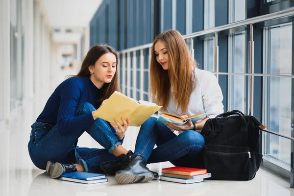 Estudiantes Sentadas Suelo Leyendo Notas Antes Del Examen —  Fotos de Stock