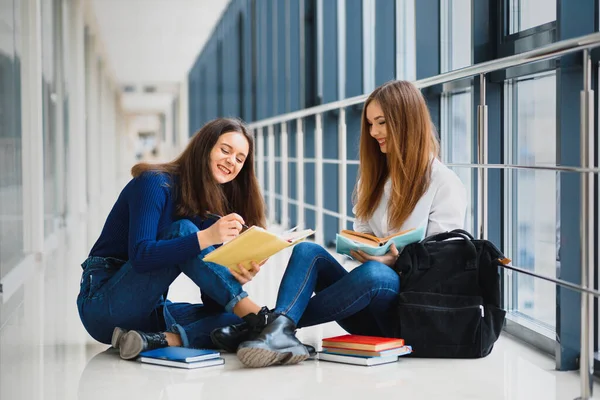 Duas Estudantes Bonitas Sexo Feminino Com Livros Sentados Chão Corredor — Fotografia de Stock