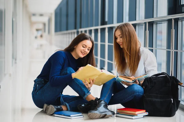 Дві Красиві Студентки Жінки Книгами Сидять Підлозі Університетському Коридорі — стокове фото
