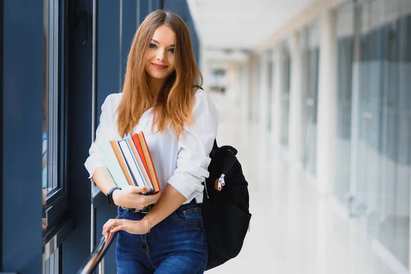 Vrolijk Brunette Student Meisje Met Zwarte Rugzak Houdt Boeken Modern — Stockfoto