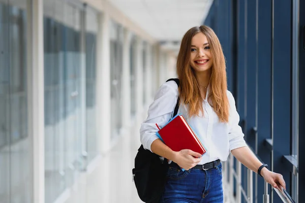 Positividad Hermosa Chica Sonriendo Cámara Pie Pasillo Con Notas Como —  Fotos de Stock