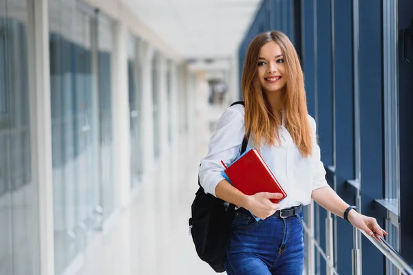 Positividad Hermosa Chica Sonriendo Cámara Pie Pasillo Con Notas Como —  Fotos de Stock