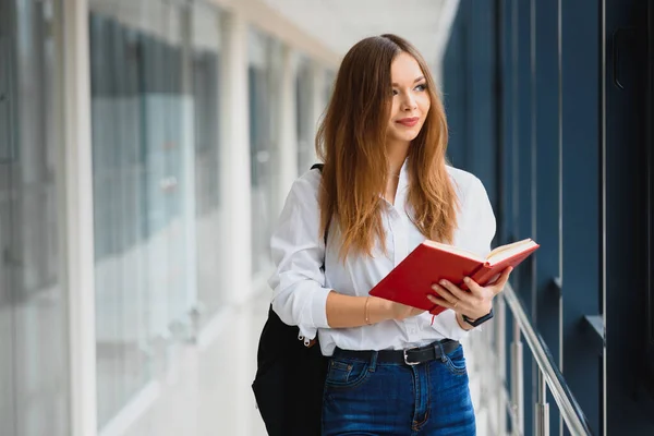 Porträtt Söt Kvinna Student Med Böcker Och Ryggsäck Universitetshallen — Stockfoto