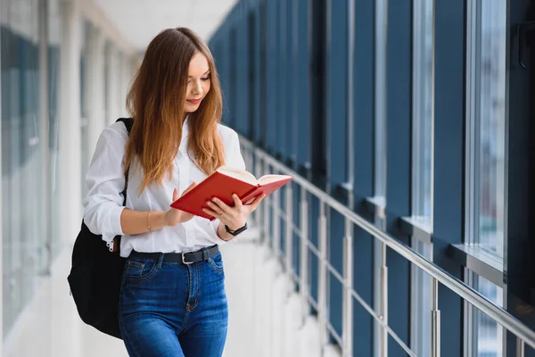 Porträtt Söt Kvinna Student Med Böcker Och Ryggsäck Universitetshallen — Stockfoto