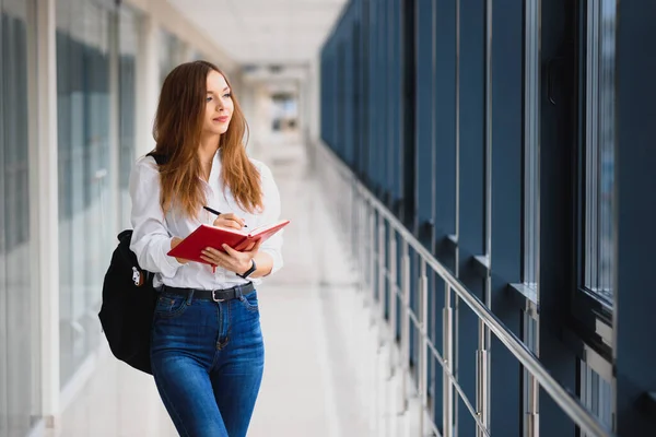 Retrato Uma Estudante Bonita Com Livros Uma Mochila Corredor Universidade — Fotografia de Stock