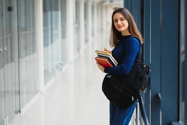 Retrato Una Bonita Estudiante Con Libros Una Mochila Pasillo Universidad — Foto de Stock