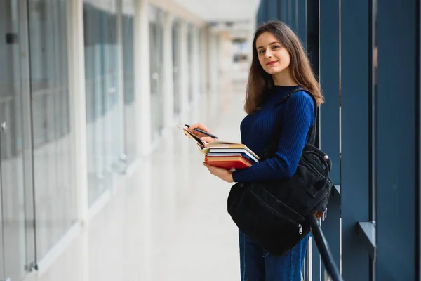 Üniversite Koridorunda Elinde Kitap Sırt Çantası Olan Güzel Bir Kız — Stok fotoğraf