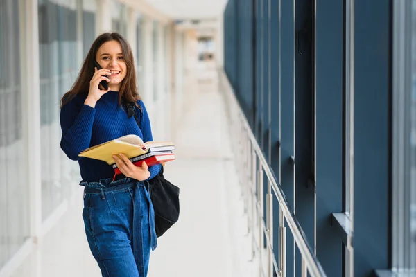 Chica Alegre Estudiante Morena Con Mochila Negra Sostiene Libros Edificio — Foto de Stock