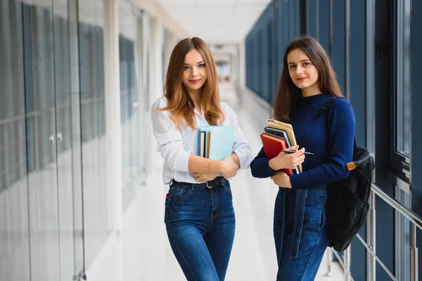 Dos Jóvenes Estudiantes Pie Con Libros Bolsas Pasillo Universidad Hablando — Foto de Stock