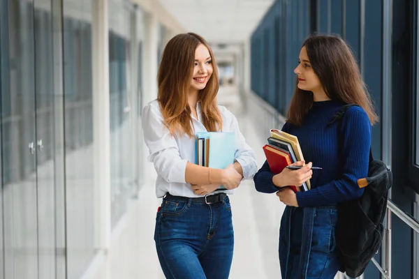 Дві Молоді Жінки Книжковими Балачками Стоячи Коридорі Коледжу Студенти Університету — стокове фото