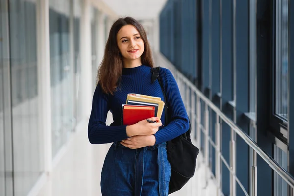 Vrolijk Brunette Student Meisje Met Zwarte Rugzak Houdt Boeken Modern — Stockfoto