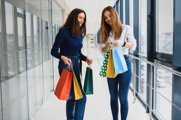 Két Lány Barát Bevásárlás Séta Bevásárlóközpontban Táskákkal — Stock Fotó