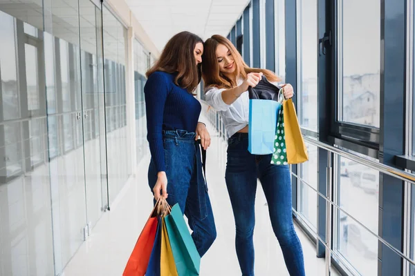 Lány Táskák Séta Barátnőjével Plázában Vásárlás — Stock Fotó