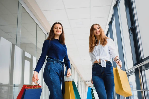 Menina Com Sacos Andando Com Sua Namorada Shopping Compras — Fotografia de Stock