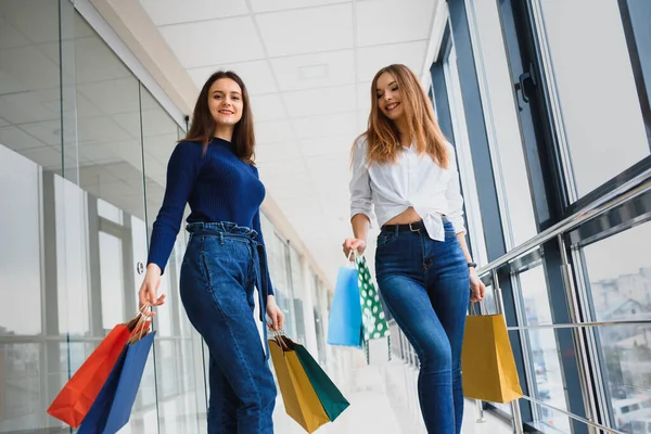Feliz Duas Mulheres Caucasianas Estão Fazendo Compras Juntas Centro Comercial — Fotografia de Stock