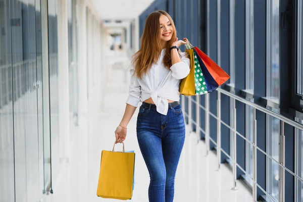 Moda Alışveriş Kızı Portresi Alışveriş Merkezinde Alışveriş Torbalarıyla Gezen Güzel — Stok fotoğraf