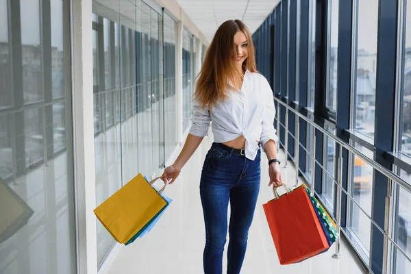 Porträtt Flicka Stående Köpcentret Efter Att Gjort Shopping — Stockfoto