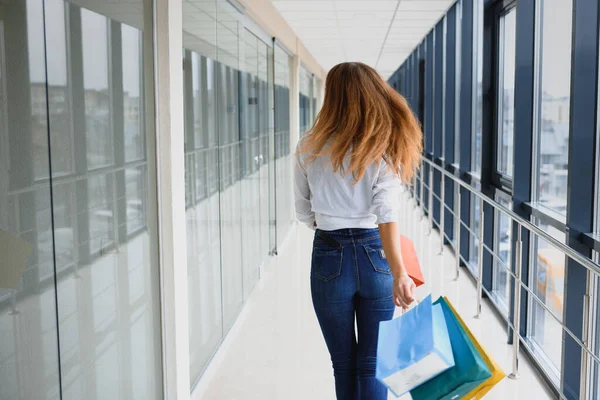 Schöne Junge Frau Mit Taschen Einkaufszentrum — Stockfoto