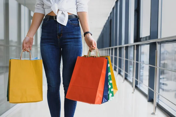 Porträtt Flicka Stående Köpcentret Efter Att Gjort Shopping — Stockfoto