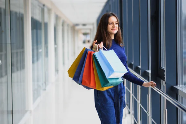时尚购物女孩的肖像 在商场里带购物袋的美女 购物者 购物中心 — 图库照片