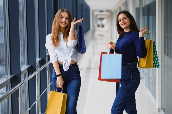 Duas Amigas Caminhada Compras Centro Comercial Com Sacos — Fotografia de Stock