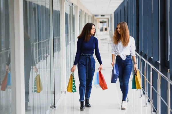 Duas Amigas Caminhada Compras Centro Comercial Com Sacos — Fotografia de Stock