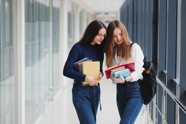 Dos Jóvenes Estudiantes Pie Con Libros Bolsas Pasillo Universidad Hablando —  Fotos de Stock