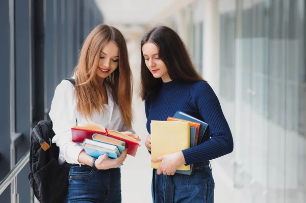 Duas Jovens Estudantes Sexo Feminino Com Livros Sacos Corredor Universidade — Fotografia de Stock