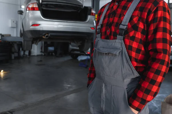 Male Mechanic Working Repair Shop Holding Tools — Stock Photo, Image