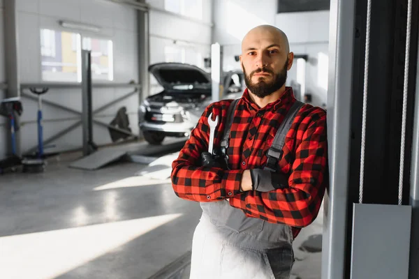 Mechaniker Arbeitet Und Hält Schraubenschlüssel Des Serviceauftrags Für Die Wartung — Stockfoto