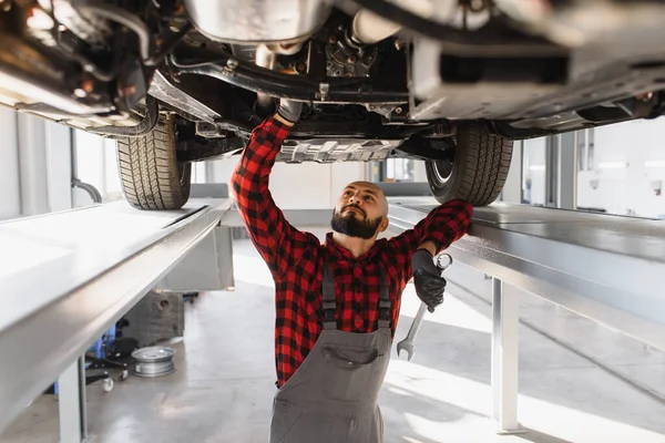 Mechanic Working Car Repair Garage Auto Mechanic Working Garage Repair — Stock Photo, Image