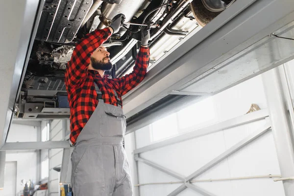 Mechanica Werkt Onder Auto Garage Auto Monteur Werkt Garage Reparatie — Stockfoto