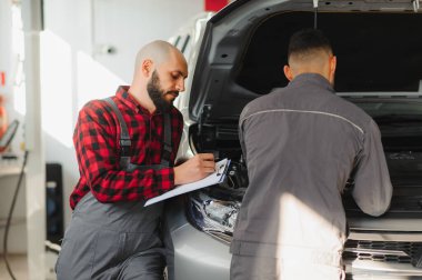Araç yakınındaki servis merkezine sahip otomatik mekanikler