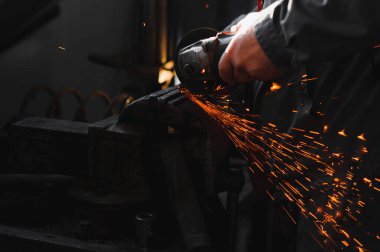 Metal testeresi. Metal öğütme sırasında çalışma masasında kıvılcımlar yanar.