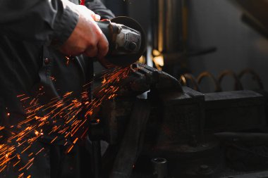 Metal testeresi. Metal öğütme sırasında çalışma masasında kıvılcımlar yanar.