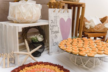 Et ve peynir aperatifleri. Antipasti ve farklı et ve peynir ürünleriyle servis tabağı..