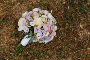 Gelin düğün çiçeklerinin güzel buketi taze pembe güller ve alstroemeria gelin süsü. Yaz günü taze düğün çiçekleri. Evlilik günü. Şık bir düğün buketi, güzel bir buket