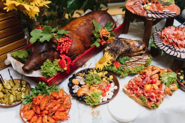 Et ve peynir aperatifleri. Antipasti ve farklı et ve peynir ürünleriyle servis tabağı..