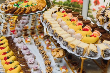 Tatlı, kek, tiramisu ve kurabiyelerle düğün şekerleri büfesinde lezzetli tatlılar.