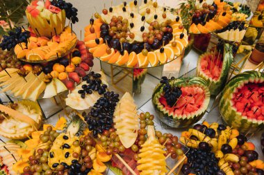 Tatlı, kek, tiramisu ve kurabiyelerle düğün şekerleri büfesinde lezzetli tatlılar.