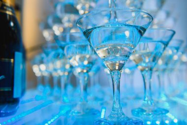 Düğünde şampanya kadehleri piramidi