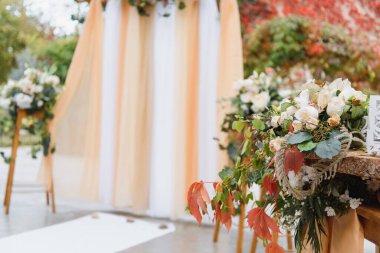 Boho tarzında bir düğün töreni. Dekoratör ve çiçekçi