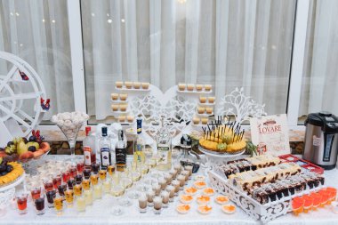 Tatlı, kek, tiramisu ve kurabiyelerle düğün şekerleri büfesinde lezzetli tatlılar.