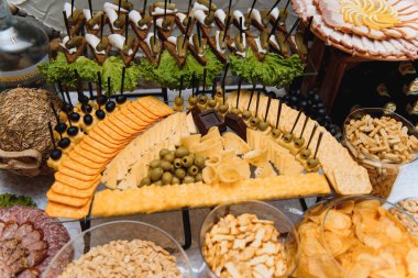 Tatlı, kek, tiramisu ve kurabiyelerle düğün şekerleri büfesinde lezzetli tatlılar.