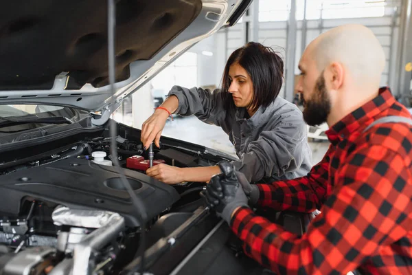 Mekanika Pria Dan Wanita Bekerja Pada Mobil — Stok Foto